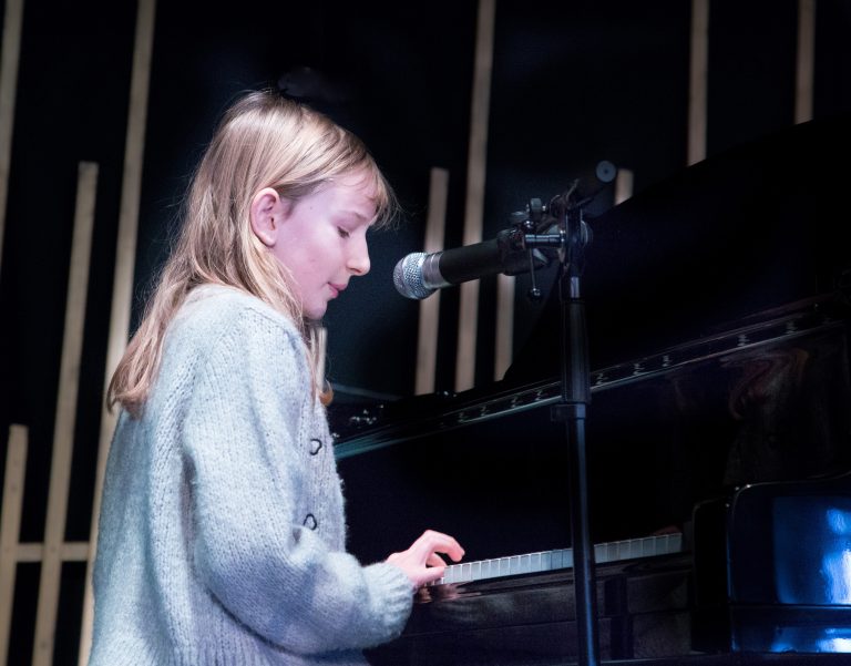 Schülerin am Flügel