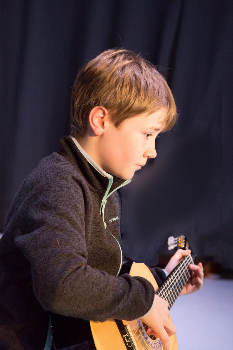 Schüler an der Gitarre