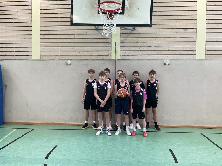 Gruppenfoto der Basketballmannschaft der Jungen in der Turnhalle