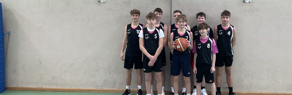Gruppenfoto der Basketballmannschaft der Jungen in der Turnhalle