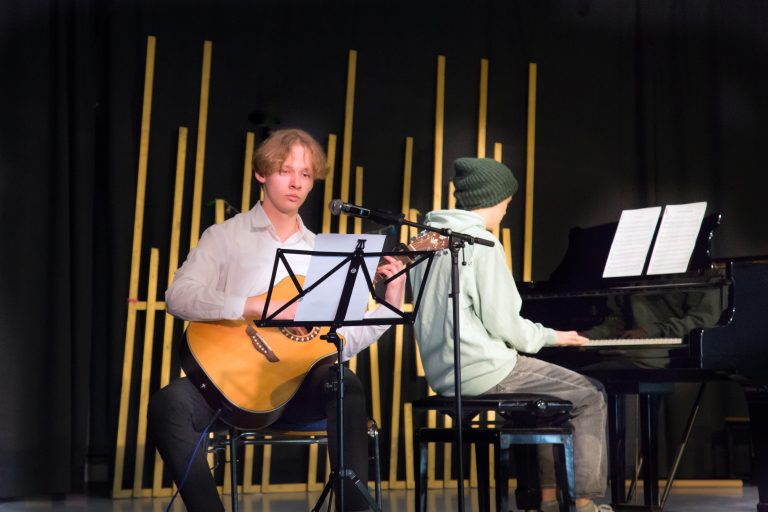 Schüler an der Gitarre und am Flügel