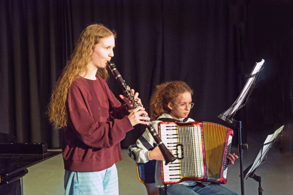 Schülerinnen mit Klarinette und Akkordeon