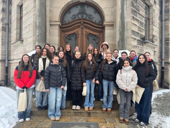 Gruppenbild: Schülerinnen und Schüler vor Gebäudeeingang