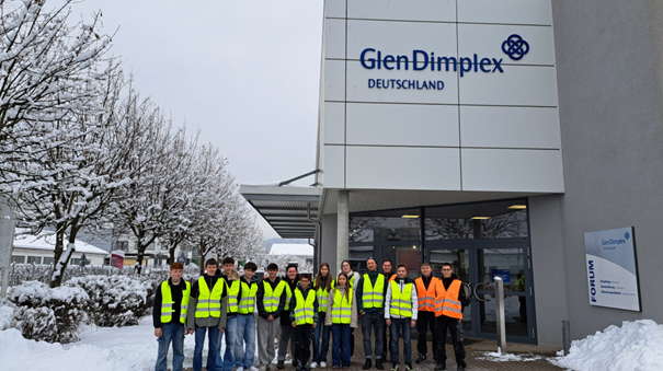 Gruppenbild: Schülerinnen und Schüler in gelben Warnwesten vor dem Gebäude der Glen Dimplex