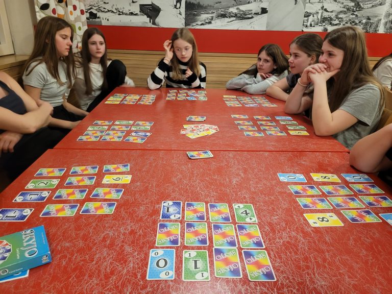 Schülerinnen und Schüler spielen Kartenspiele