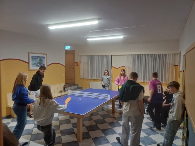 Schülerinnen und Schüler spielen Tischtennis