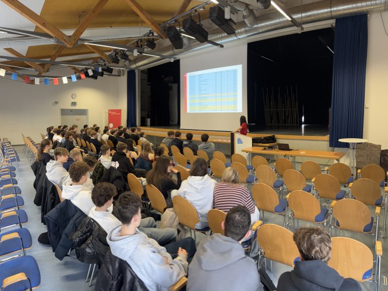 Schülerinnen und Schüler im Forum des CVG beim Börsenplanspiel