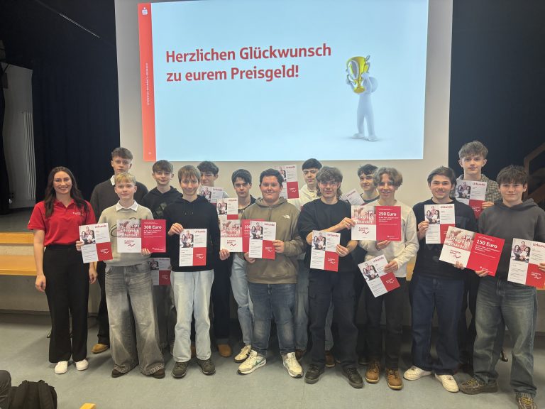 Gruppenfoto der Teilnehmer am Börsenplanspiel mit Urkunden