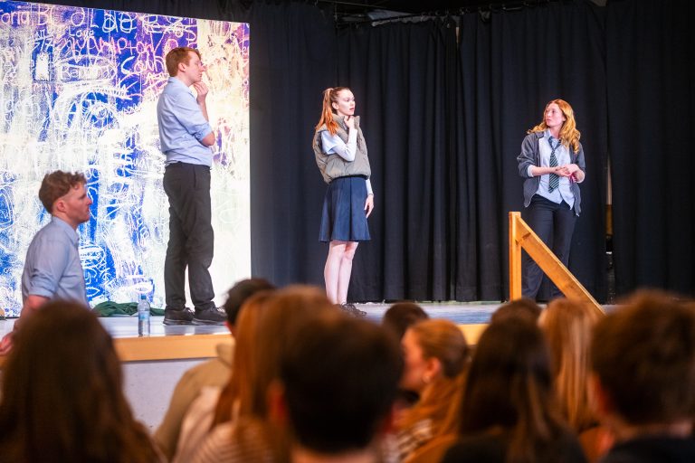 Schauspielerinnen und Schauspieler im Gespräch mit Schülerinnen und Schülern