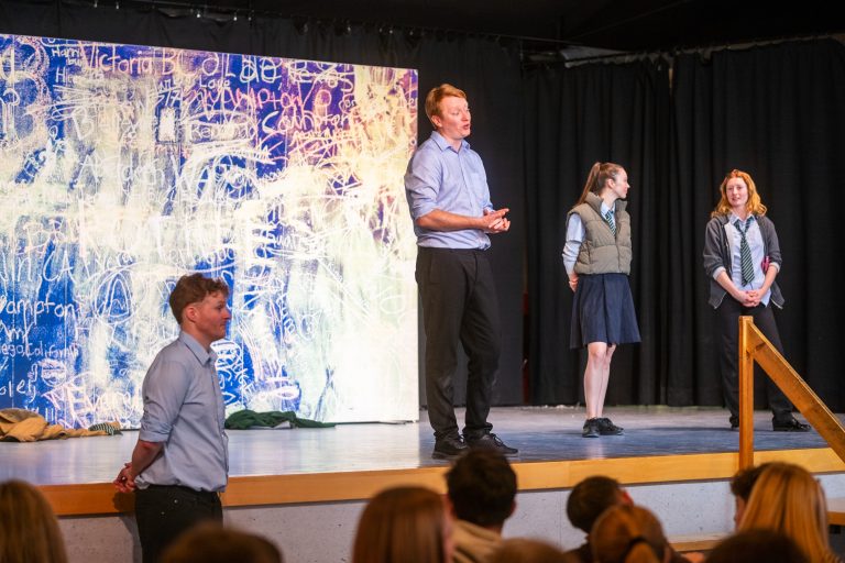 Schauspielerinnen und Schauspieler im Gespräch mit Schülerinnen und Schülern