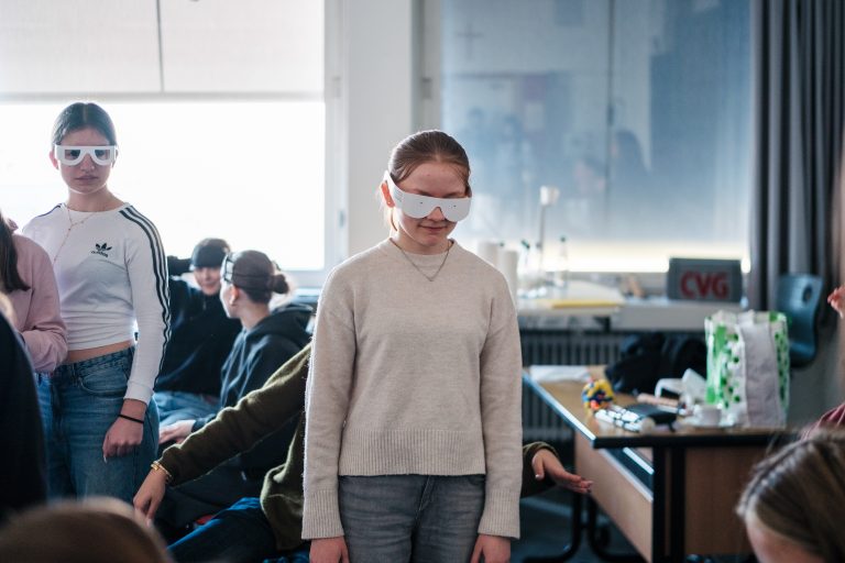 Schülerinnen mit speziellen Brillen bekommen ein Gefühl für die Orientierung mit einer Sehbehinderung