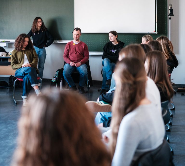 Schülerinnen und Schüler im Gespräch beim Workshop über Sehbehinderung