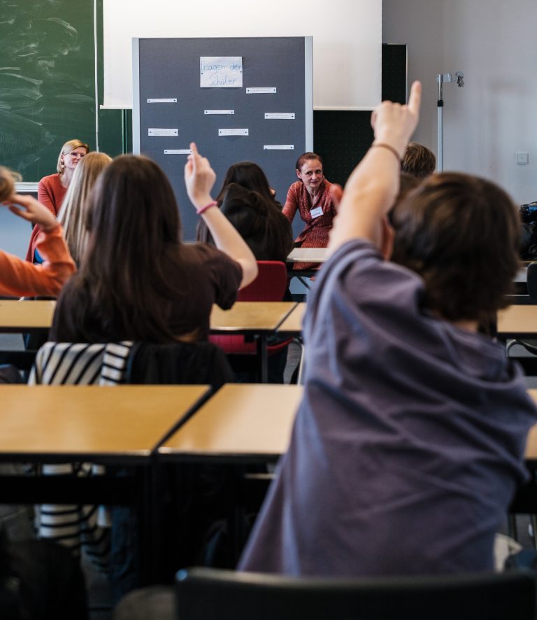 Schülerinnen und Schüler im Gespräch bei einem Workshop über die Arbeit mit Menschen mit Behinderung