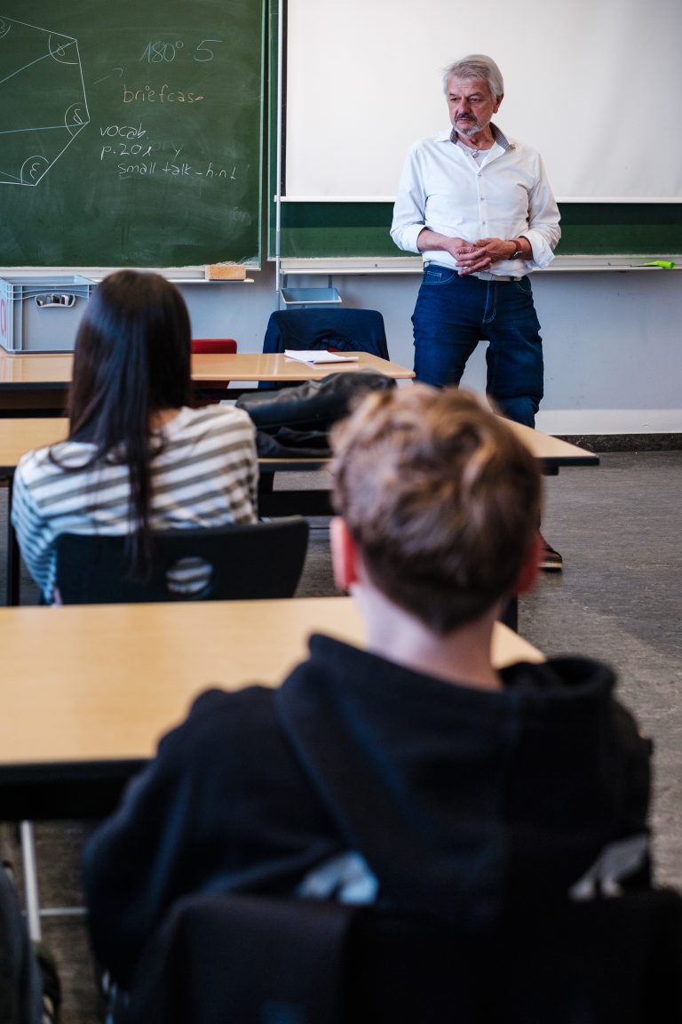 Schülerinnen und Schüler im Gespräch in einem Workshop über Behinderungen