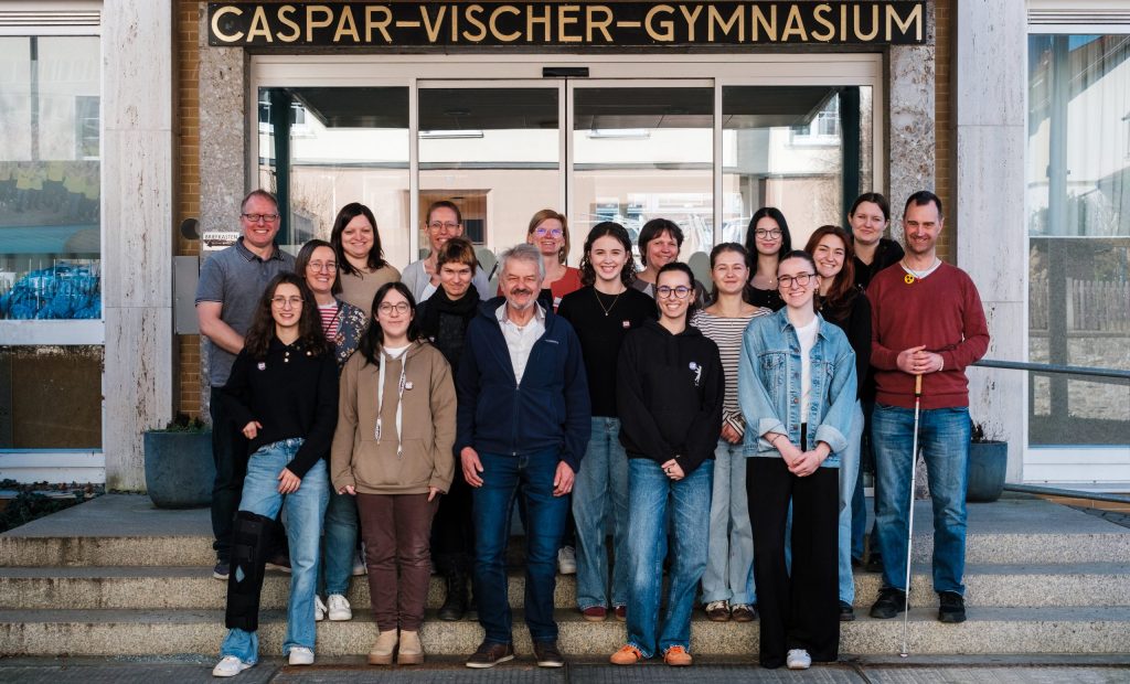 Gruppenfoto der Schülerinnen und Schüler des Wahlkurses "Schule ohne Rassismus - Schule mit Courage" und den Gästen der Workshops