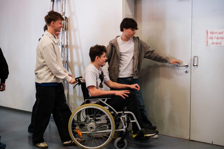 Schüler testen Zugänglichkeit des Schulgebäudes im Rollstuhl