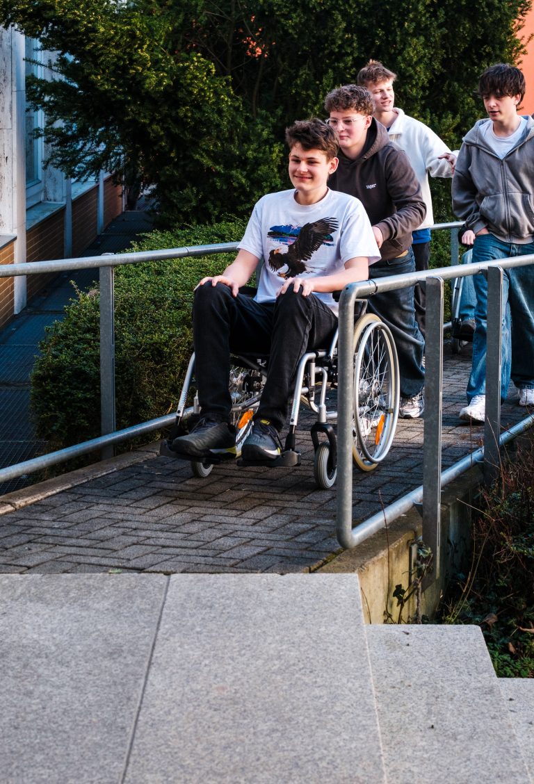 Schüler testen Zugänglichkeit des Schulgebäudes im Rollstuhl