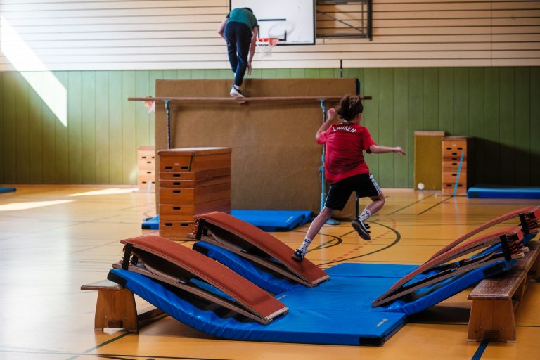 Schülerinnen und Schüler beim Parcours