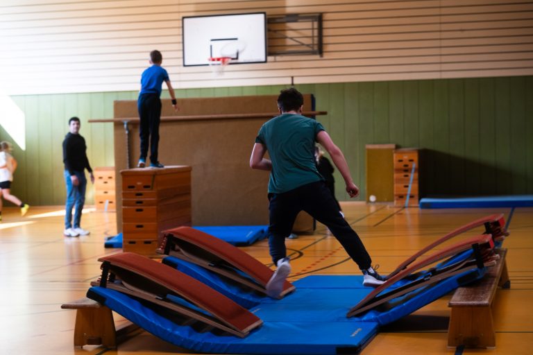 Schülerinnen und Schüler beim Parcours