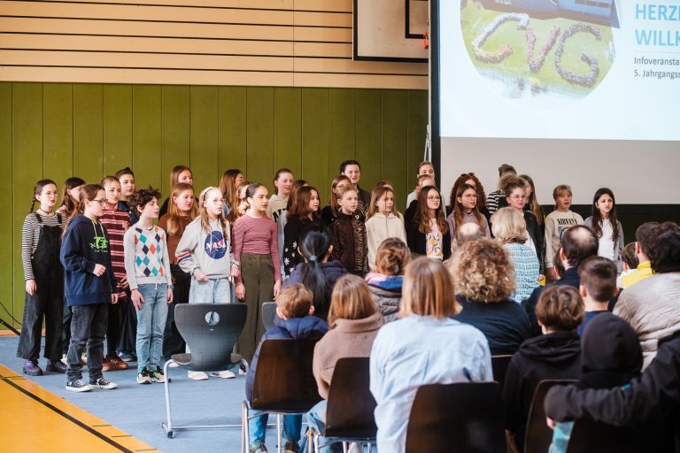 Der Unterstufenchor singt zur Begrüßung in der Turnhalle