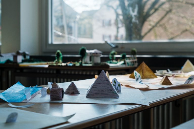 Modelle von Pyramiden einer sechsten Klasse in Geschichte