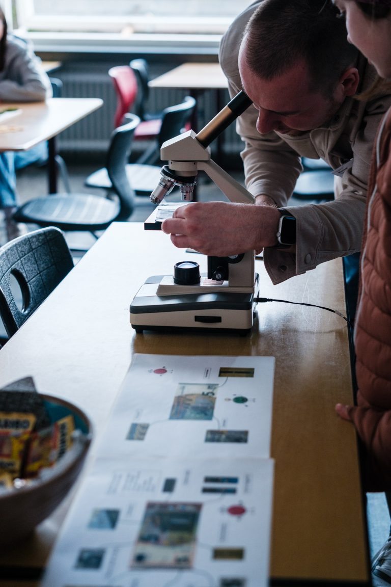 Geldscheine werden unter dem Mikroskop untersucht