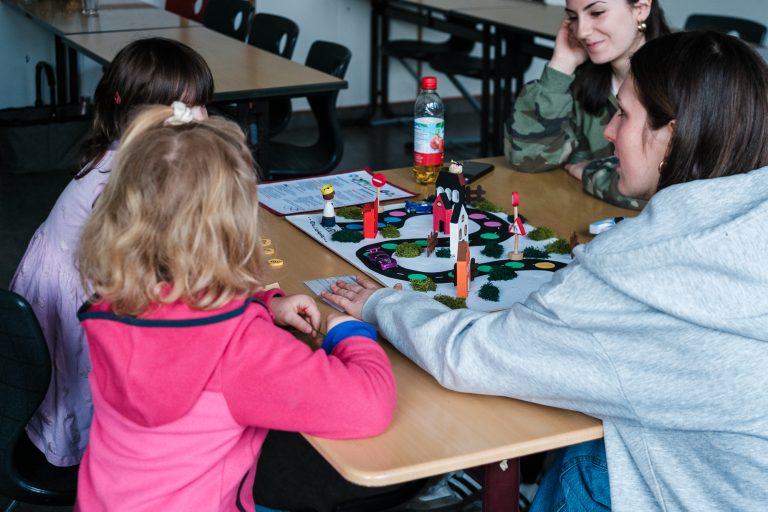 Schülerinnen spielen Wirtschaftsgesellschaftsspiel