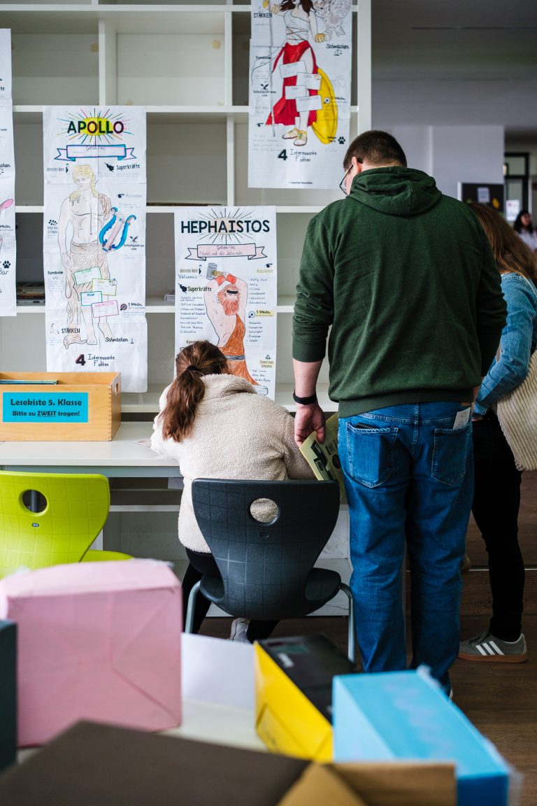Schülerin liest en Buch aus der Lesekiste der fünften Klasse