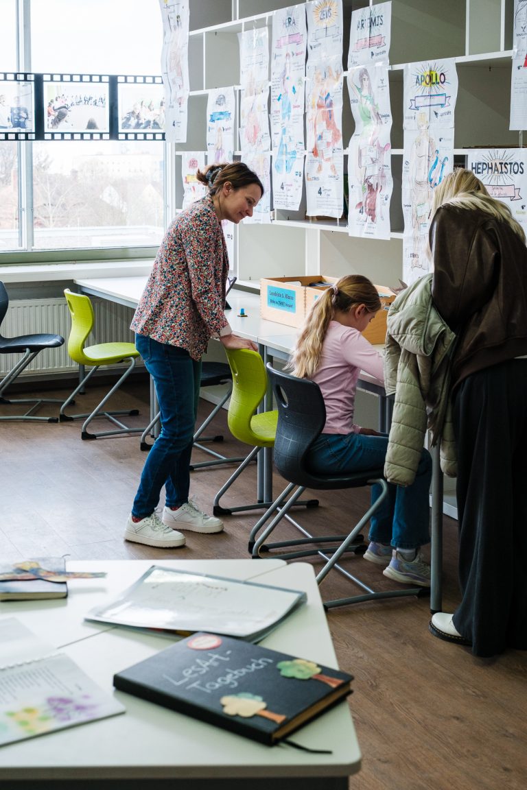Deutschlehrerin berät Schülerin
