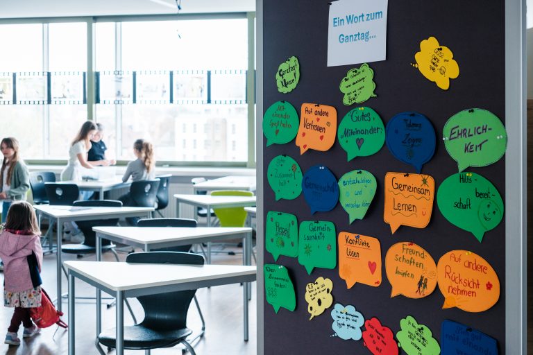 Pinnwand mit Werten des gebundenen Ganztags