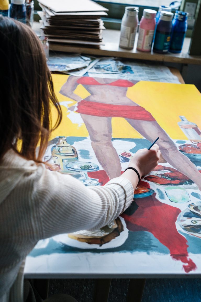 Schülerin beim Malen eines Bildes