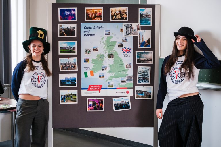 Schülerinnen präsentieren Ausstellung über Fahrten