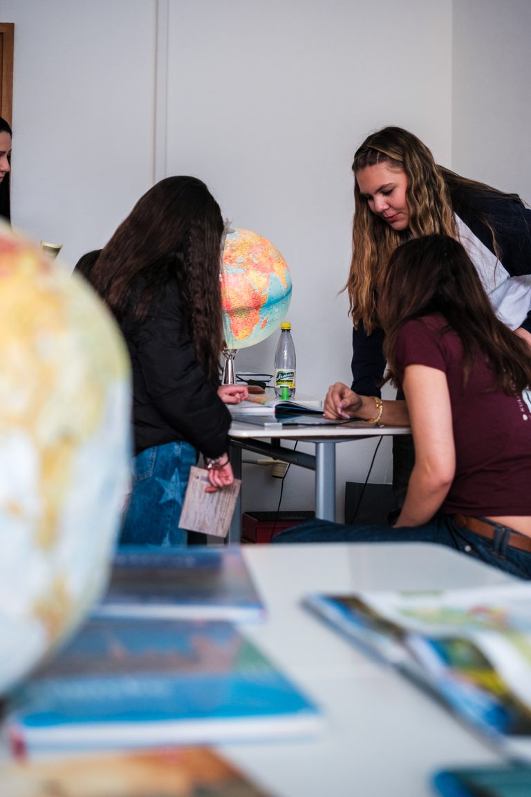 Schülerinnen entdecken Karten in digitaler und analoger Form in Geographie