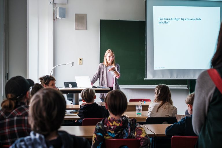 Schülerinnen und Schüler können bei einem Workshop über Wahlmöglichkeiten selbst Abstimmungen treffen