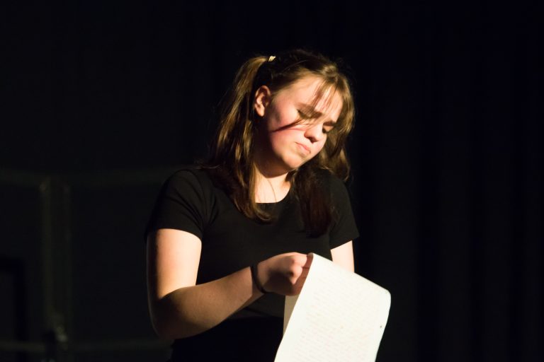 Schülerinnen führt ihre Textinterpretation im Forum auf