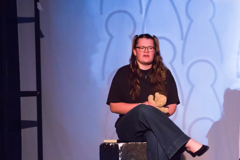 Schülerinnen führt ihre Textinterpretation im Forum auf