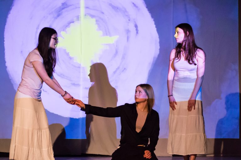 Schülerinnen führen ihre Textinterpretation im Forum auf