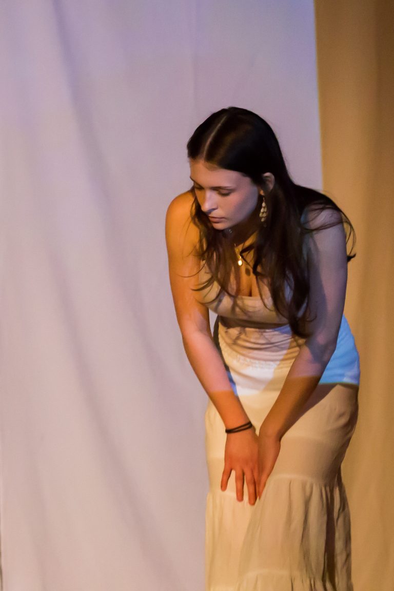 Schülerinnen führt ihre Textinterpretation im Forum auf