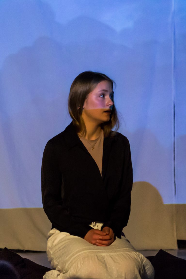 Schülerinnen führt ihre Textinterpretation im Forum auf