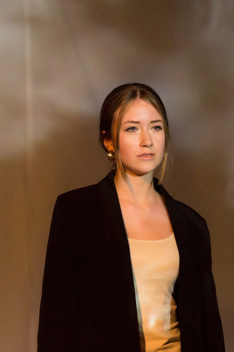 Schülerinnen führt ihre Textinterpretation im Forum auf