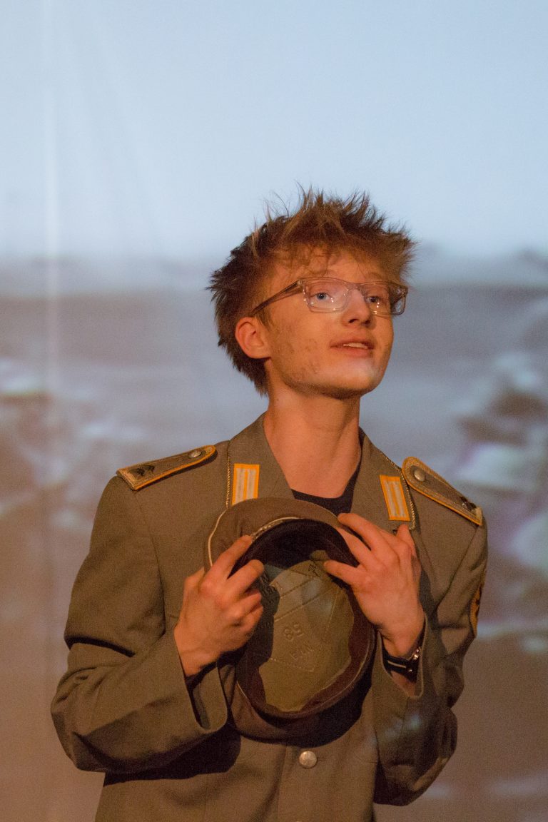 Schüler führt seine Textinterpretation im Forum auf