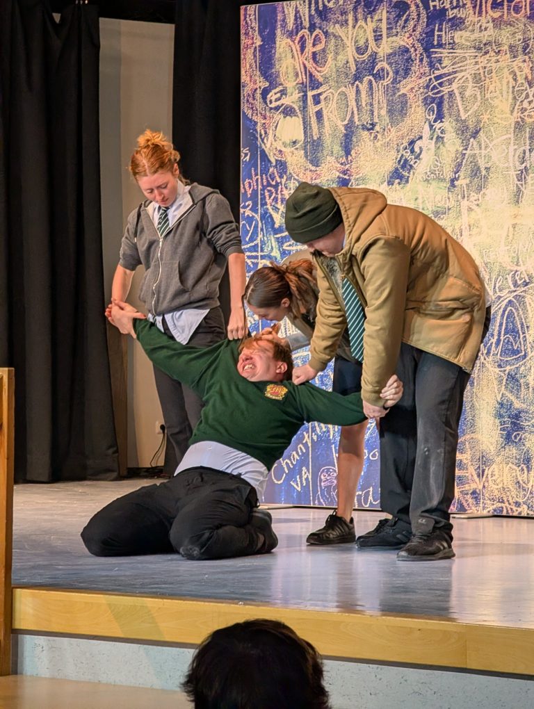 Schauspielerinnen und Schauspieler auf der Bühne im Forum