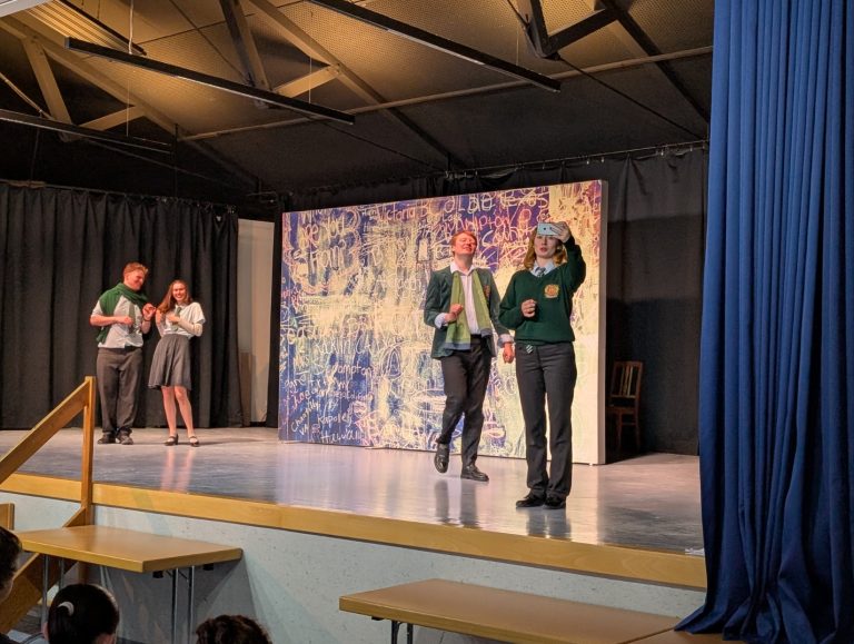 Schauspielerinnen und Schauspieler auf der Bühne im Forum