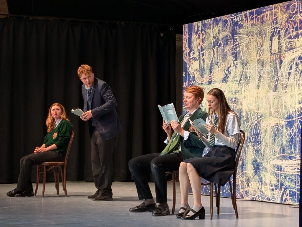 Schauspielerinnen und Schauspieler auf der Bühne im Forum