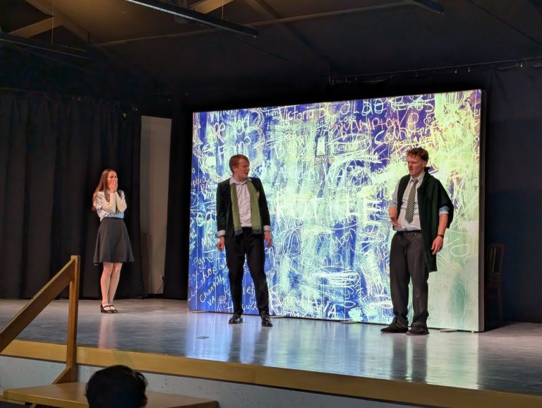 Schauspielerinnen und Schauspieler auf der Bühne im Forum