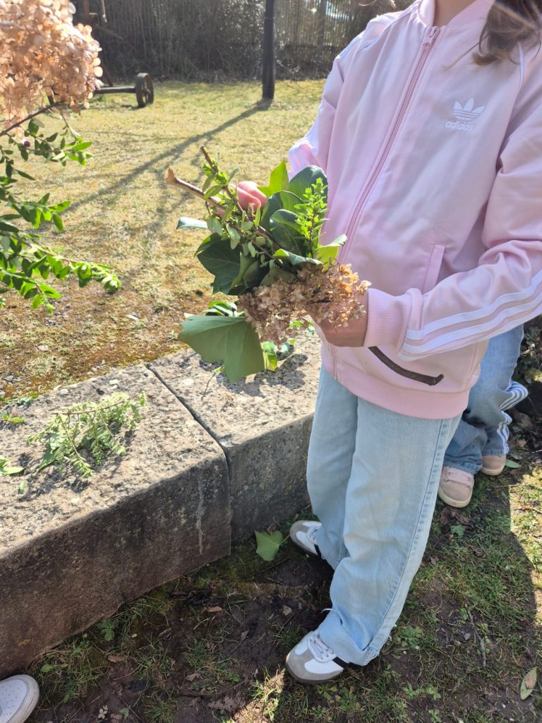 Schülerin hält Palmbüschel in der Hand