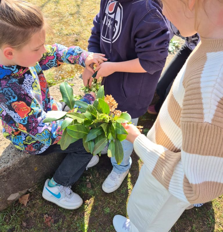 Schülerinnen und Schüler binden Palmbüschel