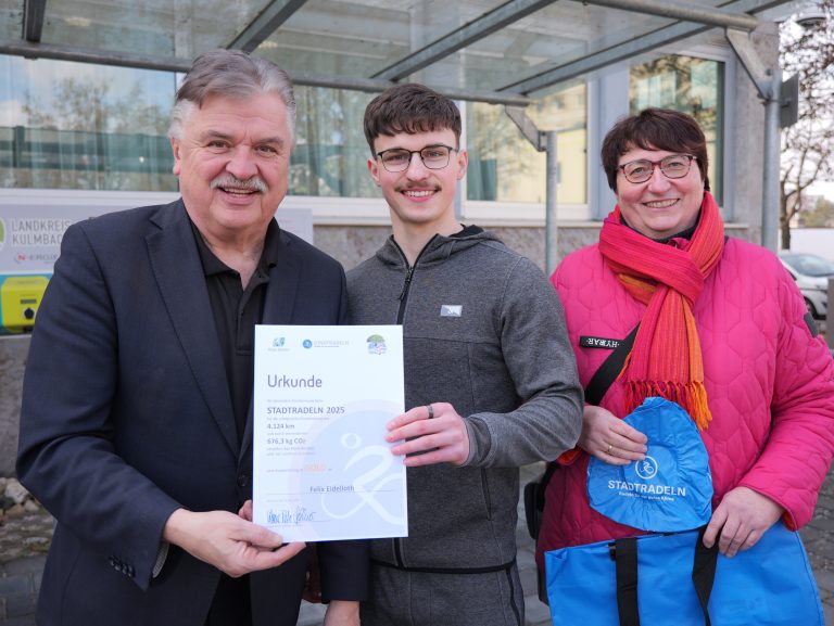 Landrat Klaus Peter Söllner und Klimamanagerin Ingrid Flieger gratulieren Felix Eidelloth zu 4.123,6 geradelten Kilometern
