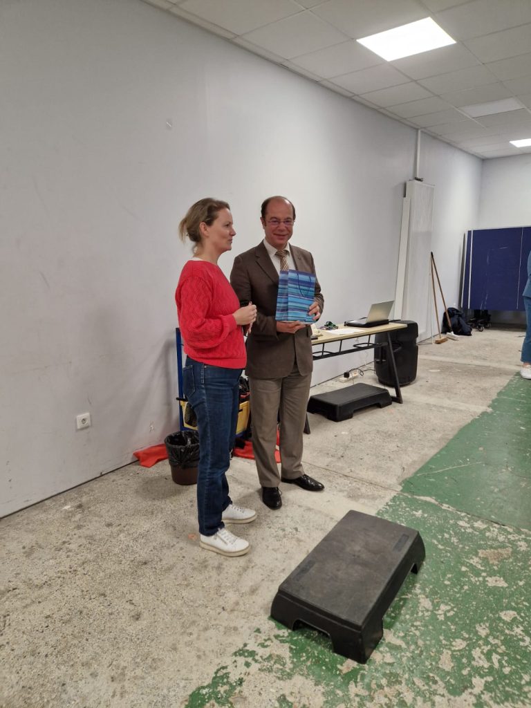 Deutsche und französische Lehrkraft sprechen vor den Schülern