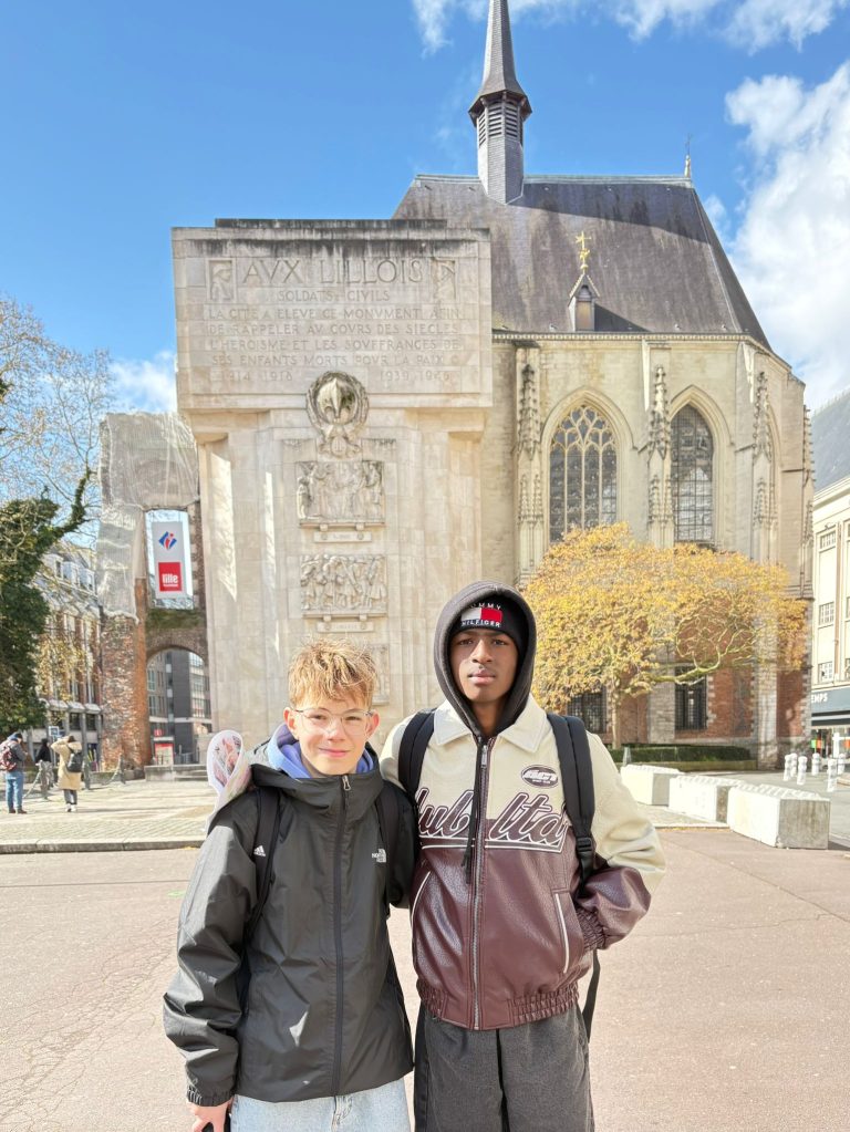 Zwei Schüler vor einer Kirche